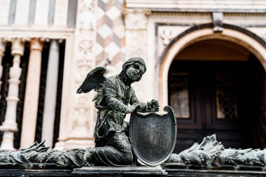 Colleoni Şapeli 'nin girişinde kalkanı olan bir melek heykeli. Bergamo, İtalya
