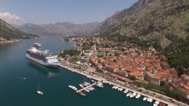 Eski Kotor kasabasının yakınlarında tekneleri olan bir iskele.