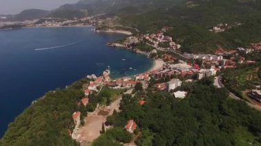 Karadağ 'ın deniz kıyısındaki ağaçlar arasındaki binaların insansız hava aracı görüntüsü