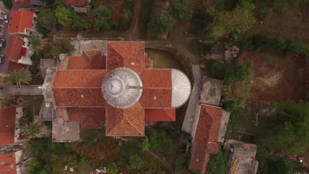 Vista aérea del techo de la Iglesia de la Virgen Nacimiento en la ciudad de Prcanj. Montenegro — Vídeo de stock