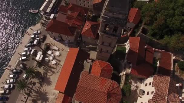 세인트 니콜라스 교회 종탑 근처의 주차장입니다. Perast, Montenegro — 비디오