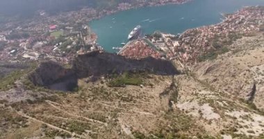 Kotor Körfezi Panoraması ve eski Kotor kasabası