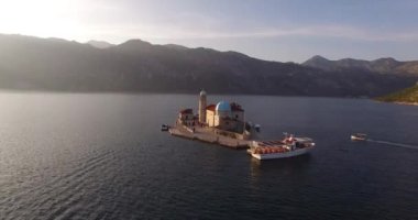 Zevk gemisi Gospa od Skrpjela adasının yakınında duruyor. Panoramik görünüm