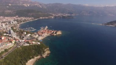 Budva tatil beldesinin mimarisi üzerine hava manzarası