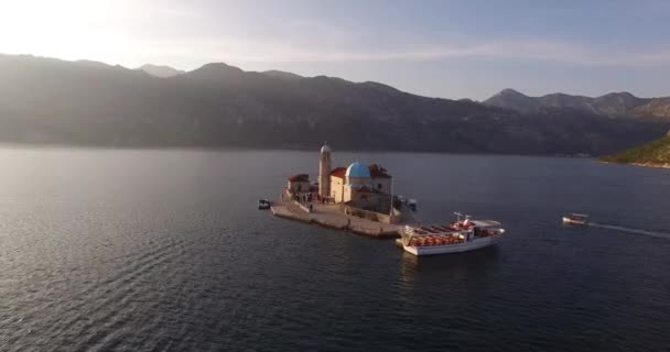 Piacere barca si trova vicino all'isola di Gospa od Skrpjela. Vista panoramica — Video Stock