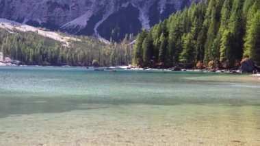 Lago di Braies Gölü yüksek dağların arka planına karşı. İtalya