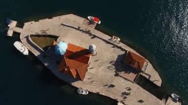 Kayalıklar Leydisi Kilisesi 'nin çatılarının insansız hava aracı görüntüsü.