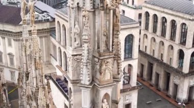 Duomo 'nun kulelerine oymalar ve heykeller. İtalya, Milan