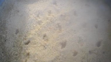 Özbek pilavı kazanda kaynıyor. Yakın plan.