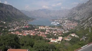 Deniz kenarındaki eski Kotor kasabası dağlarla çevrili.