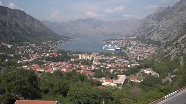 Altstadt von Kotor am Meer, umgeben von Bergen — Stockvideo
