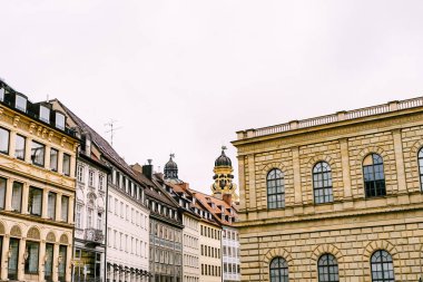 Marienplatz, Münih 'teki Yeni Belediye Binası yakınlarındaki eski binaların çok renkli cepheleri.