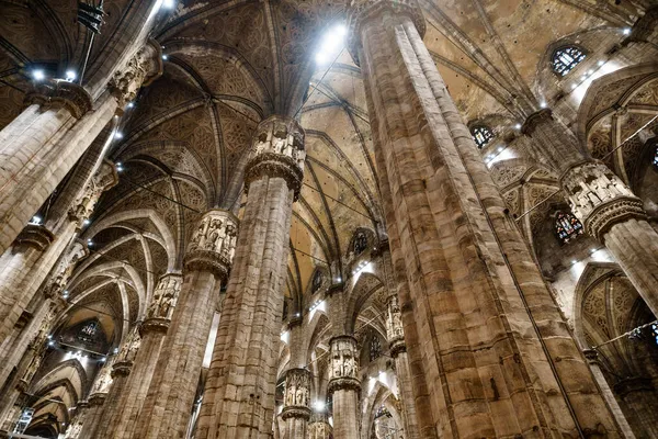 Duomo 'da ışıklandırmalı yüksek gotik kemerli tavan. İtalya, Milan