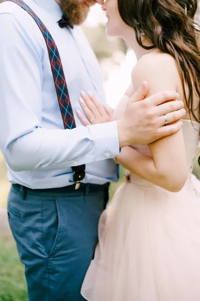 Les mains de la mariée et du marié serrant tendrement, gros plan — Photo