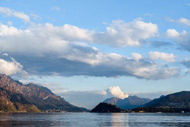 Como Gölü 'nün çevresindeki dağ manzarası. İtalya