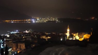 Geceleyin Budva 'nın eski bir kasabası aydınlandı.