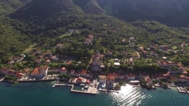 Dağların eteğindeki küçük şirin Prcanj kasabası. Karadağ