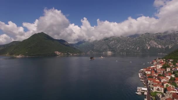 Kotor Bay al largo della costa dell'antica città di Perast. Montenegro — Video Stock