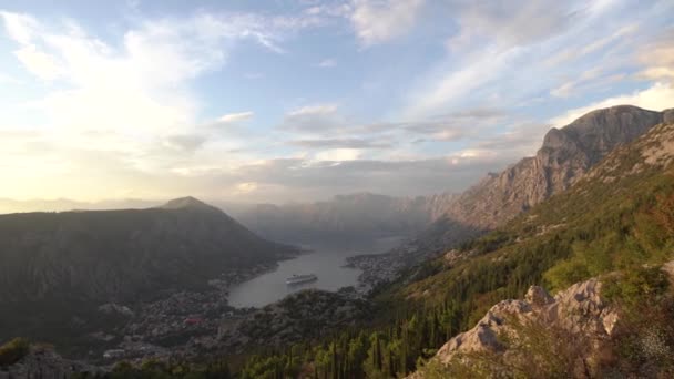 로벤 산에서 구름이 덮인 푸른 하늘을 배경으로 하여 바라본 파노라마 산 — 비디오