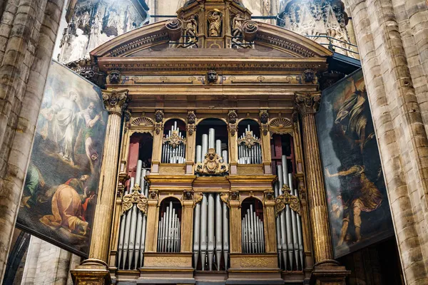 Berühmte alte Orgel im Dom. Italien, Mailand — Stockfoto