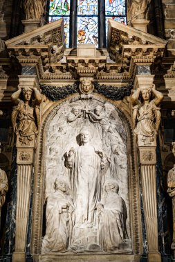 İsa 'nın heykeli Duomo' da meleklerle çevrili. Milan, İtalya