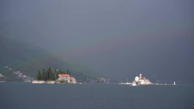 Gospa od Skrpjela Adaları ve Aziz George gök gürültüsü bulutlarının arka planına karşı. Perast, Karadağ