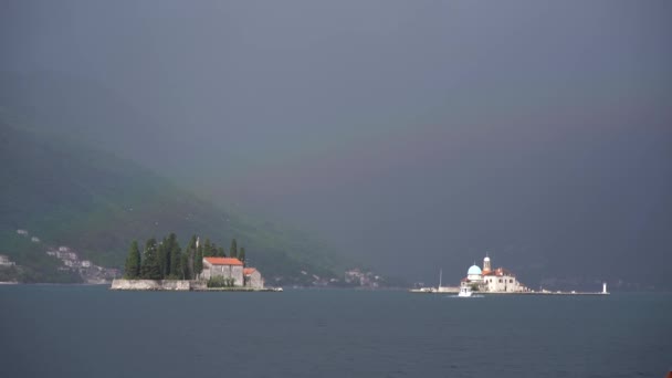Isole della Gospa od Skrpjela e San Giorgio sullo sfondo di nuvole di tuono. Perast, Montenegro — Video Stock