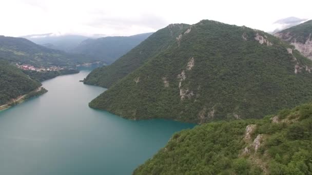 Κηφήνας άποψη της λίμνης Piva μεταξύ των βουνών — Αρχείο Βίντεο