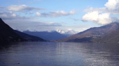 Como Gölü üzerindeki dağlarda beyaz bulutlar. İtalya