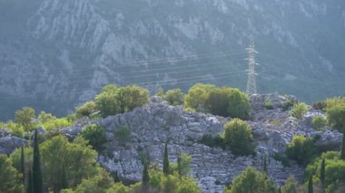 Lovcen Dağı 'nın yamacında elektrik hattı var.