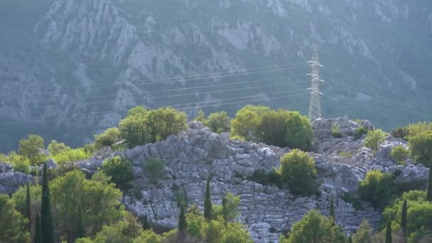 Linea elettrica sul pendio del Monte Lovcen — Video Stock