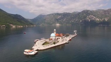 Gospa od Skrpjela adasındaki kayalıklarda Meryem Kilisesi 'nin Panoraması