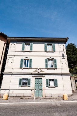 Pencerelerinde panjurlar olan villanın ön cephesi. Como Gölü, İtalya