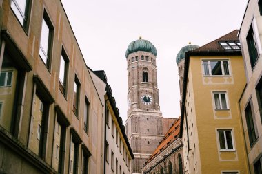 Marienplatz tarafından Münih 'teki Sevgili Leydi Frauenkirche Katedrali' nin manzarası.