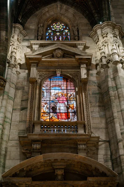Buntglasfenster in einem schönen Rahmen über dem Balkon im Dom. Italien, Mailand — Stockfoto