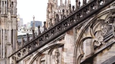 Duomo 'nun çatısında desenlerle oyulmuş mermer kaplamalar. Milan, İtalya