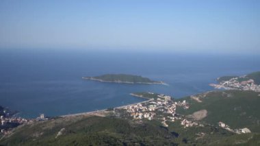 Denizin arka planında yeşil dağ manzarası. Budva, Karadağ