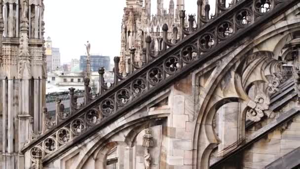 Витесаний мармур накладається на дах Дуомо з візерунками. Мілан, Італія — стокове відео