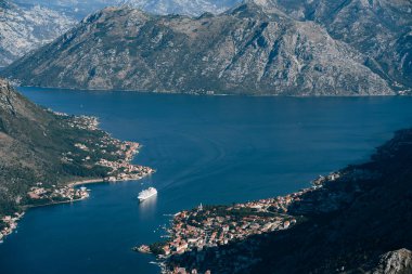 Kotor Körfezi 'ndeki bir yolcu gemisinde Lovcen Dağı' ndan görüntü
