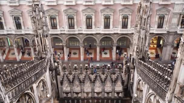 Duomo 'nun çatısından aşağıdaki kemerli galeride yürüyen insanlara bakın. İtalya, Milan — Stok video