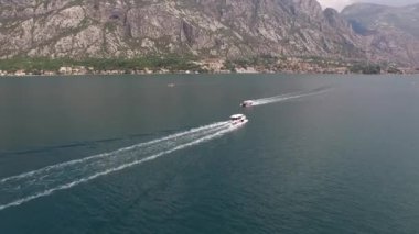 Prcanj kasabasının açıklarındaki Kotor Körfezi 'nde tekneler denize açılır. Karadağ