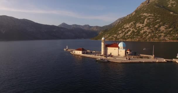 Turistler Gospa od Skrpjela adasında dolaşıyorlar. Panorama — Stok video