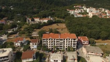 Budva kasabasının yanındaki Podmaine manastırı.
