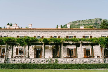 Villa Milocer 'ın tuğla cephesinin önündeki veranda. Karadağ