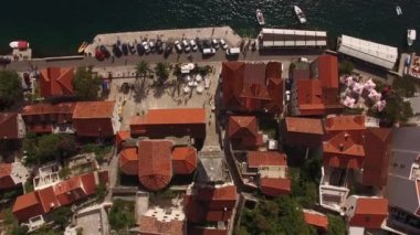 St. Nicholas Kilisesi 'nin çan kulesinin insansız hava aracı görüntüsü. Perast, Karadağ