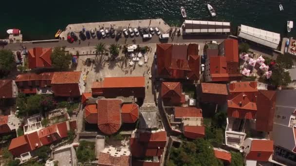 Drone vista del campanario de la Iglesia de San Nicolás. Perast, Montenegro — Vídeos de Stock