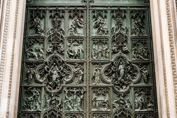 Entrada puerta de bronce al Duomo. Milán, Italia — Foto de Stock