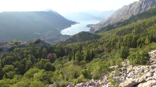 Pemandangan dari Gunung Lovcen ke teluk Kotor di bawah sinar matahari yang cerah — Stok Video