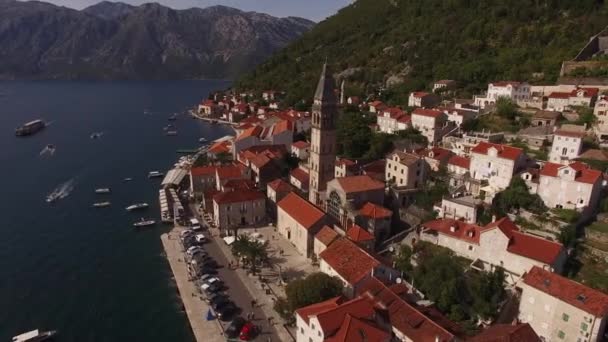 Kırmızı çatılı evlerin arka planına karşı çan kulesi. Perast, Karadağ — Stok video