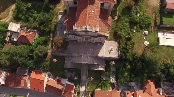 Uitzicht op de architectuur van de kerk in Prcanj. Montenegro. Drone — Stockvideo